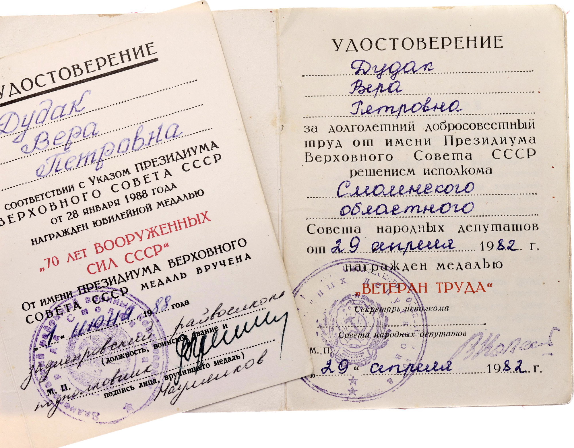 462 - Russia - USSR Medal Bar with 8 Medals with Docs per Woman 1945 - 1970